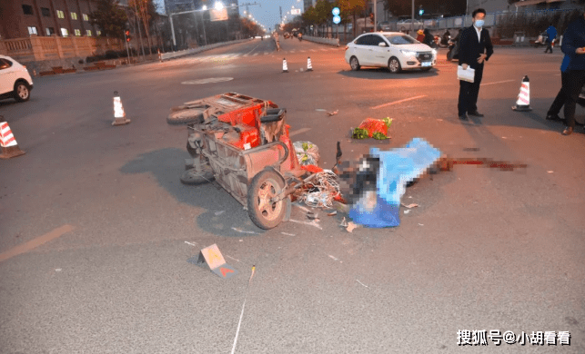 广西一卖菜大叔遭油罐车辗压,当场被盖上蓝布_车祸