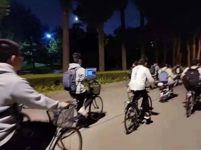 清华大学1张偷拍照流出：放纵成瘾的年轻人，早