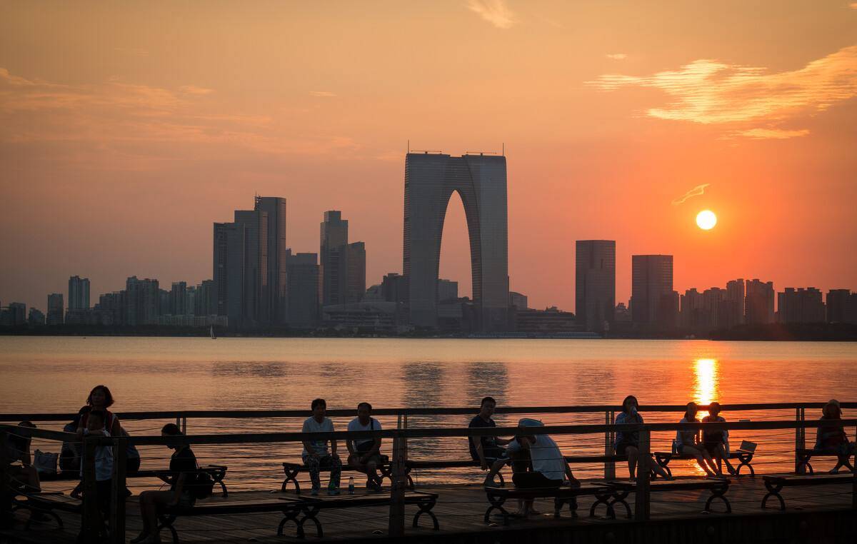 工业园区最喜欢的是金鸡湖,特别是傍晚时分,夕阳西下的时候美不胜收.