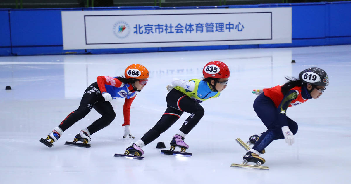 翩翩少年冰上飞驰 北京市青少年短道速滑混合接力赛举行