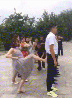 搞笑gif段子:吃什么不好,非要去吃小猪的鼻子…….