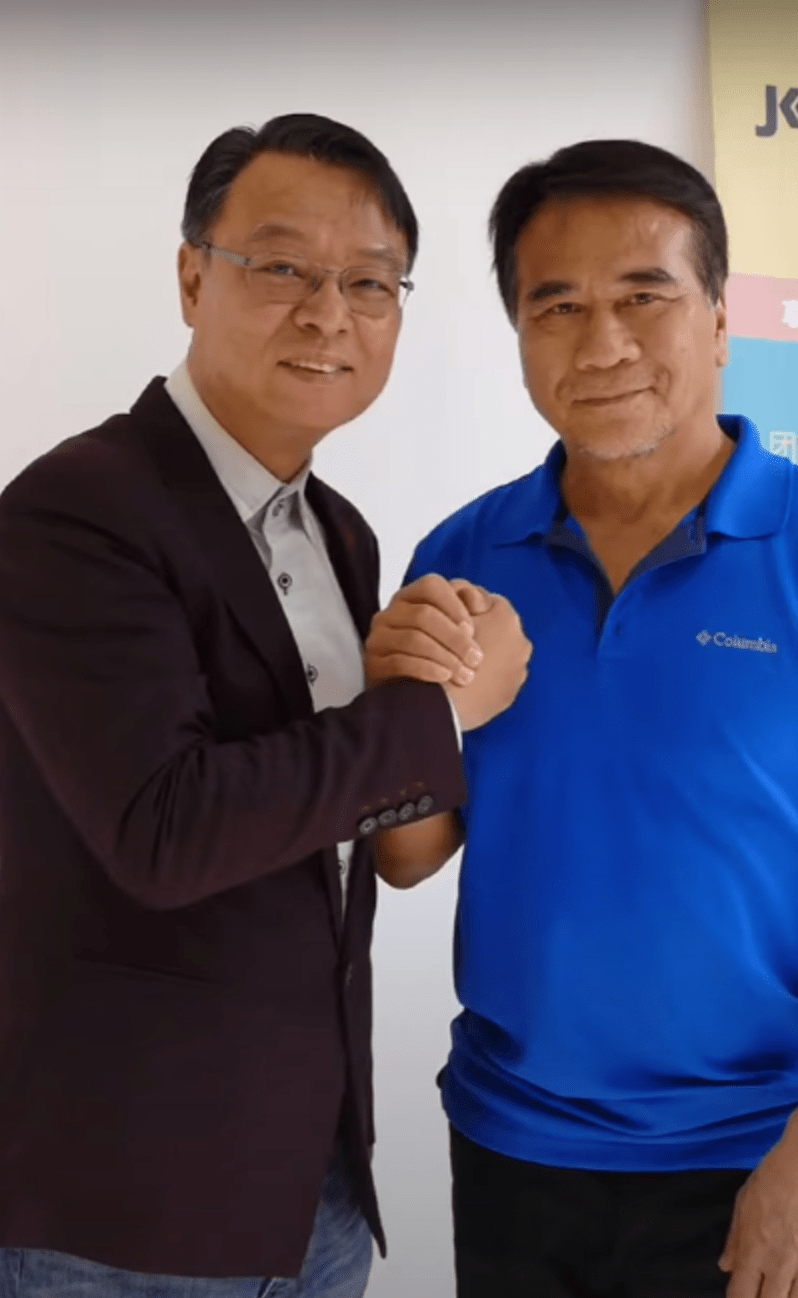 原创71岁朱铁和陪大军直播罕露脸,头发花白越发慈祥,长留内地拍戏