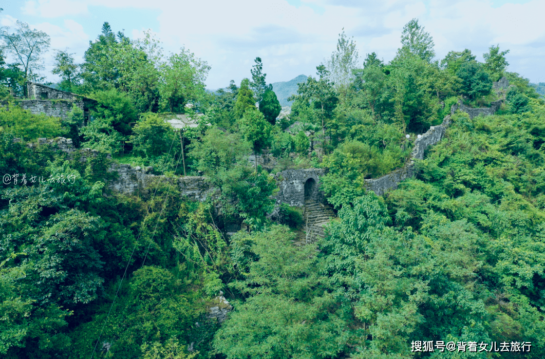 贵州百年古堡变鸡窝，建在1200米山顶，传说是夜郎古国