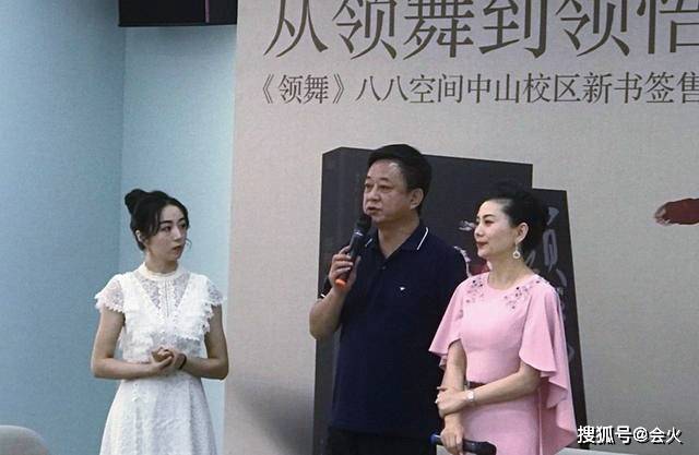 56岁朱军与妻子罕见同框,两人结婚27年仍恩爱?