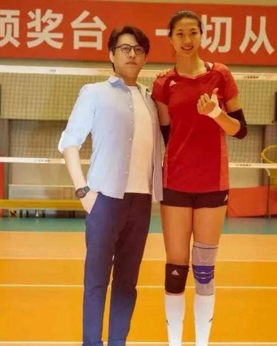 原创郎平邀请靳东为女排饯行,刘晓彤把他当做男神,踮脚与袁心玥合影