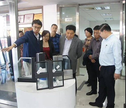 复合防火玻璃制造技术与产业示范线顺利通过专