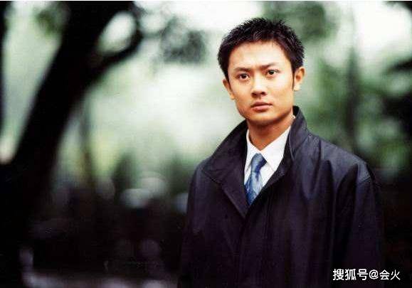 印小天获奖台上跳起舞，台下明星神色各异很尴