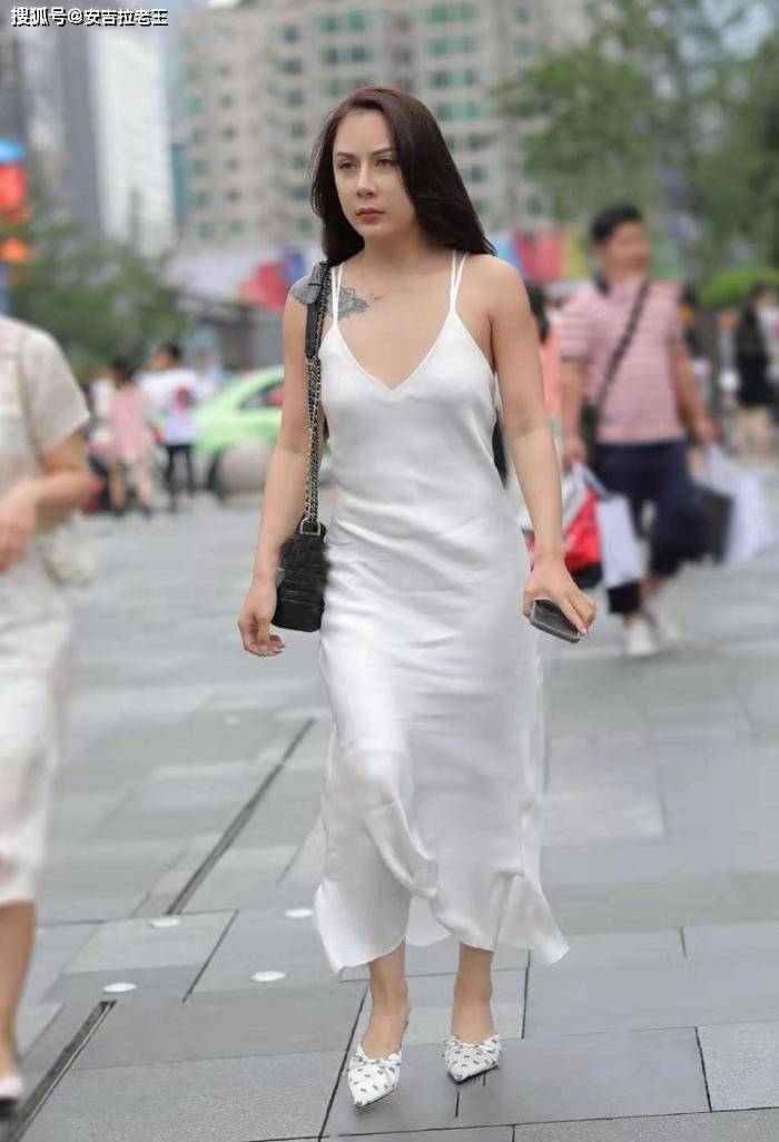 美女街拍:白裙子少妇,肩上还有一处刺青新颖迷人