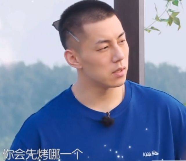 金晨新嘉宾"感情史"被扒,曾对李浩菲穷追猛打,粉丝集体抗议_卡斯柏