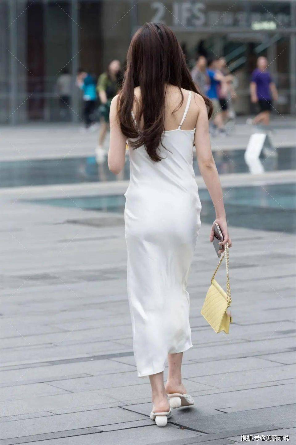 美女街拍:白色吊带连衣裙搭配,青春减龄飘逸自然,这气质是真实存在的