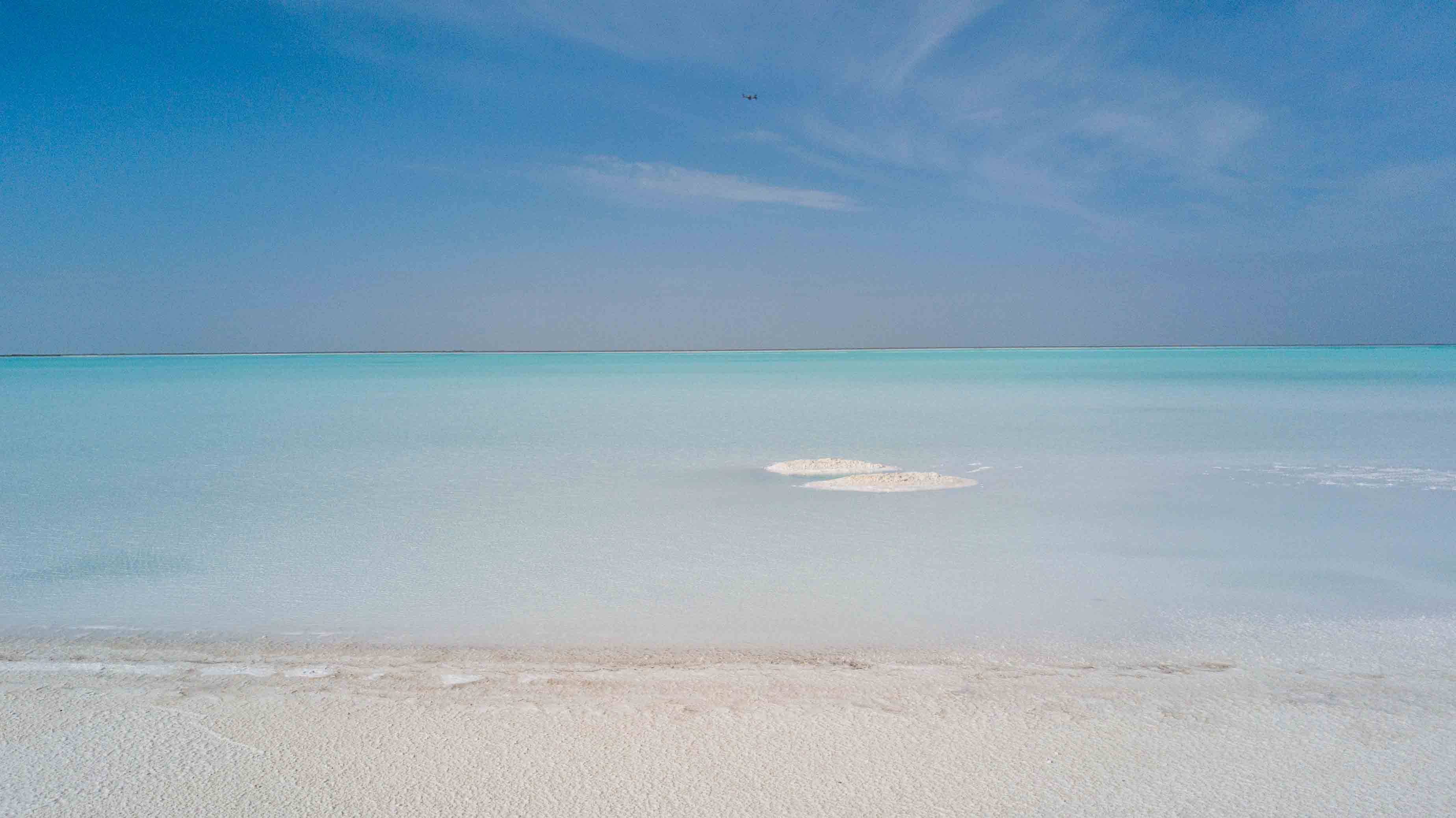 航拍青海东台吉乃尔湖，碧绿的湖水不像人间的风景，美得不可思议