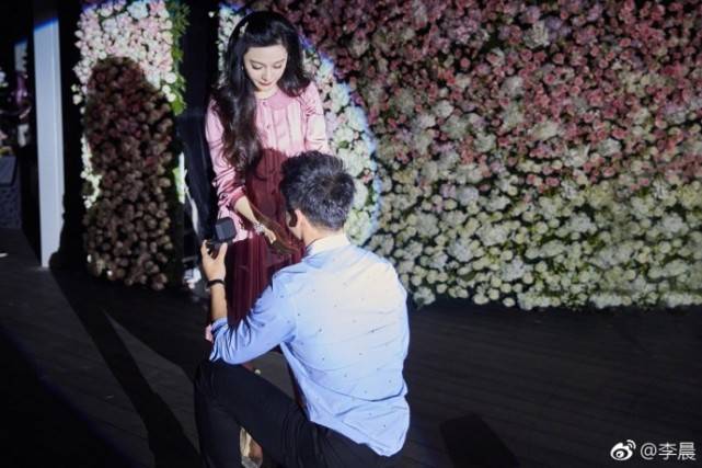 李晨素颜逛街眼神无光显憔悴,眉毛又“不见了”!