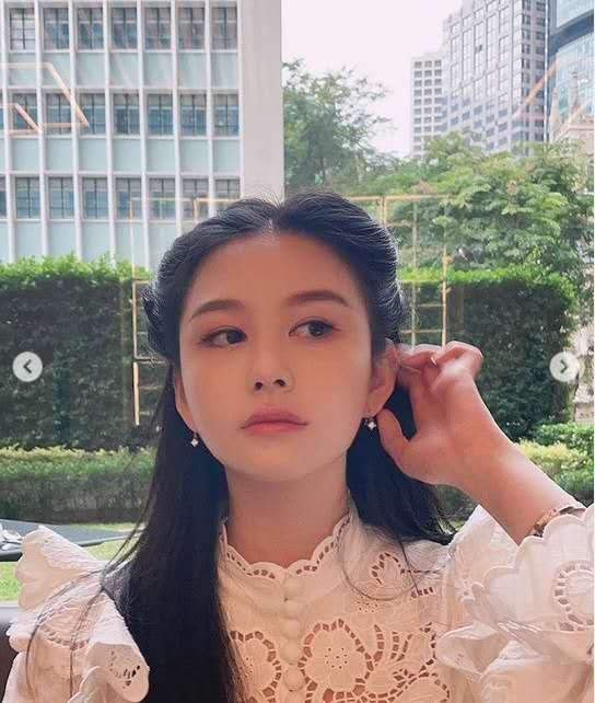 邱淑贞女儿晒下午茶美照,淑女气质眉眼似妈妈