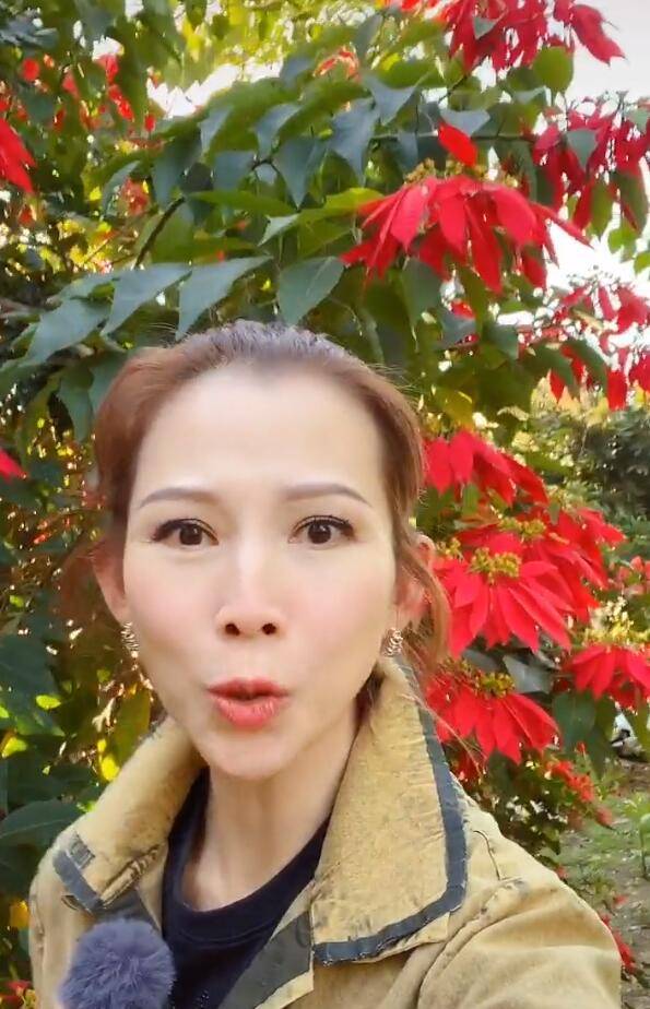 网友偶遇蔡少芬,又蹦又跳拍照超可爱