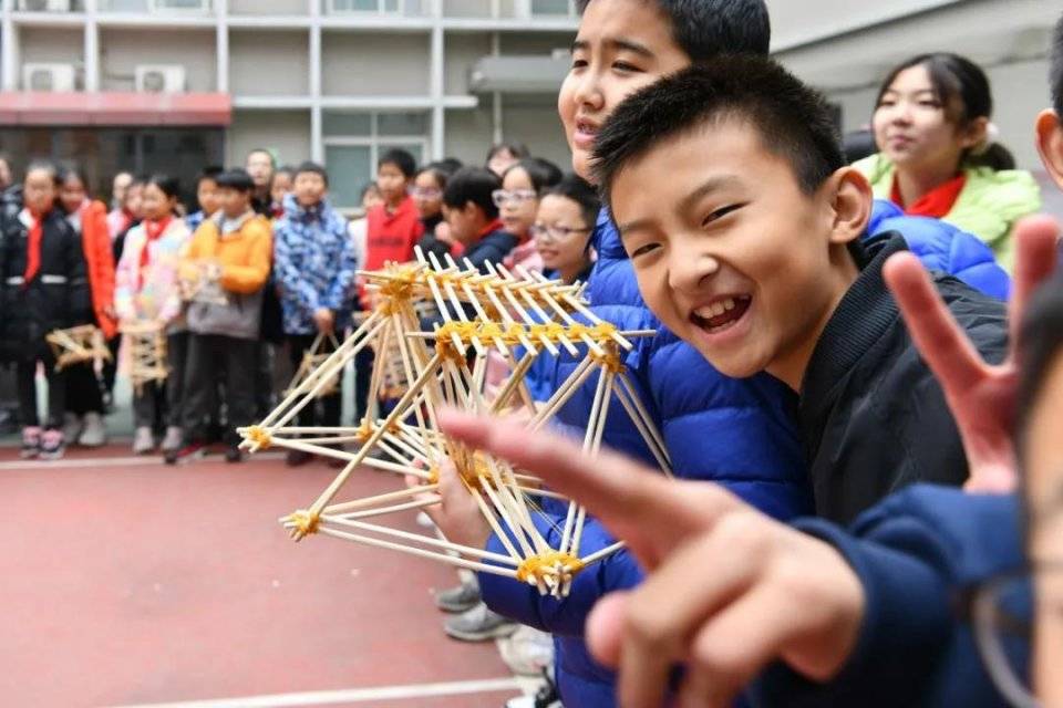 西安高新第四小学"筷子搭桥"挑战赛