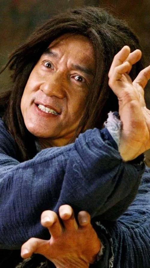 成龙去商演捞金显落魄,收的花是从地上捡的,