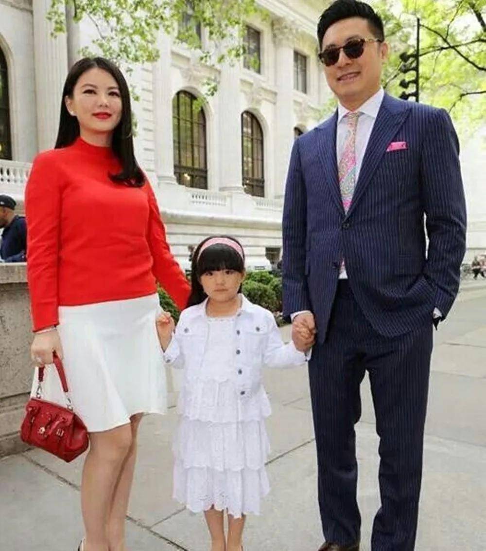 林心如女儿用的是黄金碗喝鱼翅粥,李湘女儿穿