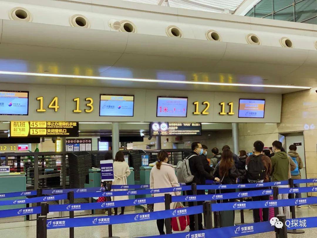 重庆江北机场t2航站楼出发,2b号门进来就是华夏航空的值机柜台,非常近