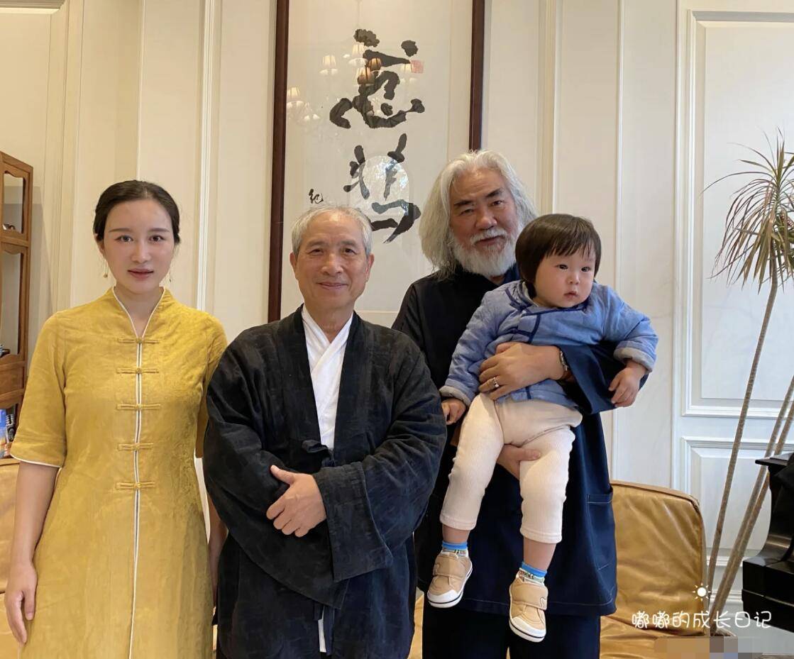 张纪中娇妻豪宅院外生火烤橘子,为“老爷”暖