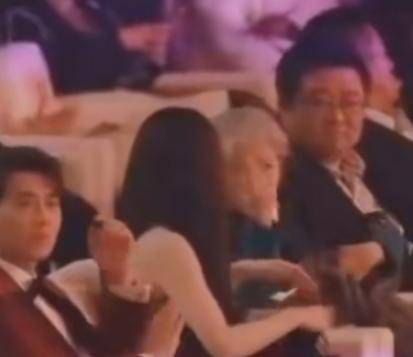 江疏影造型超惊艳！穿23斤礼服走红毯太拼，性感