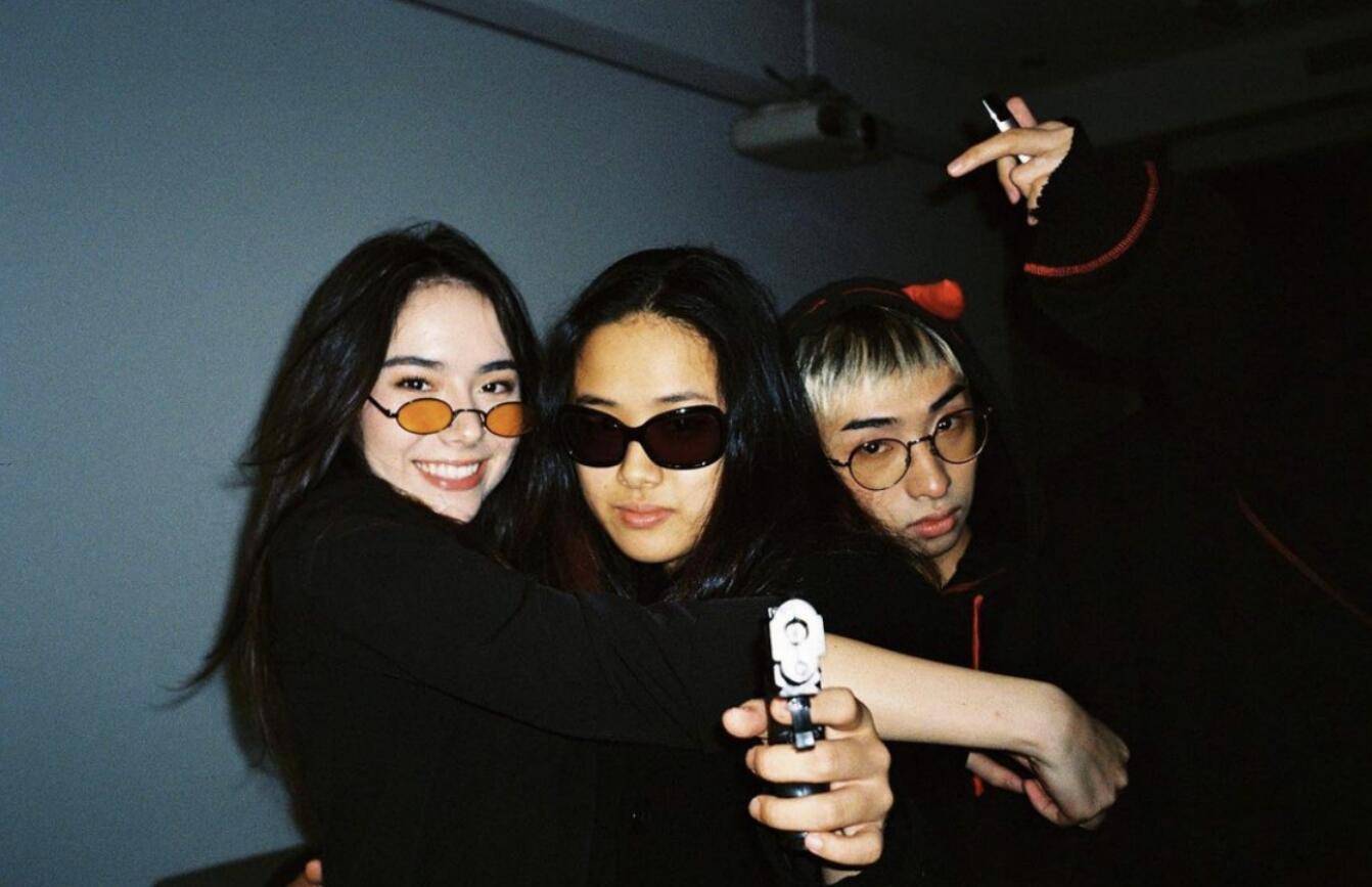 伊能静儿子祝贺朋友脱单,化浓妆扎双丸子头,穿女装辣眼睛!