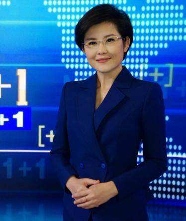 央视主播海霞罕现身，保养极好不似48岁人，王宁