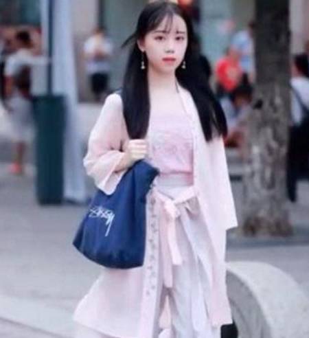 女子穿汉服上学，遭抖友偷拍获37万赞，网友：真