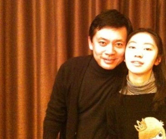 原来何政军隐藏28年的妻子是我们熟悉的她,难怪出道34年零绯闻