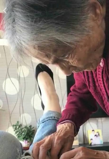 孙女去探望奶奶,看到孙女穿着破裤子心疼,随后奶奶的做法惊艳了