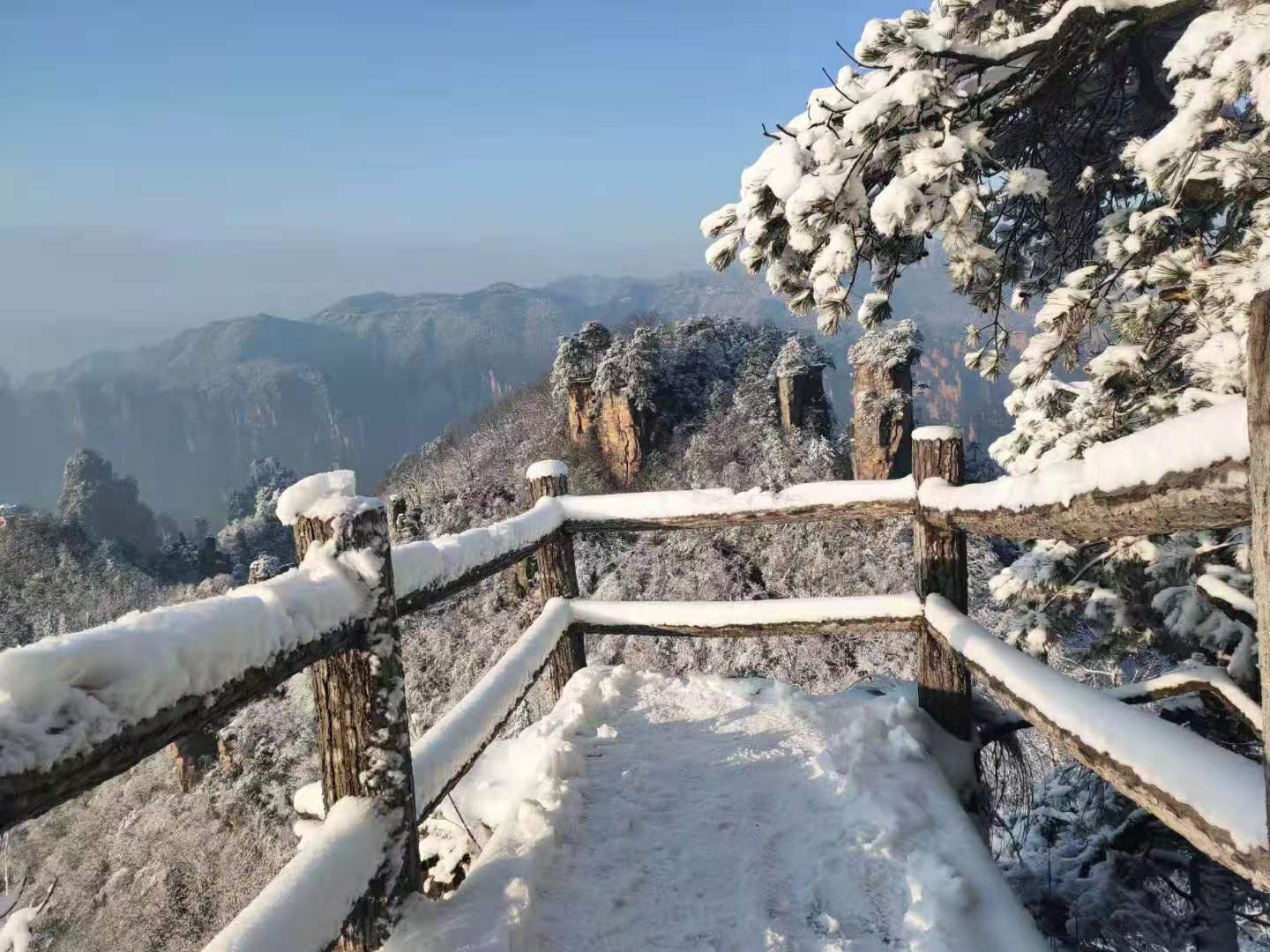 张家界武陵源雪后初期,红装素裹分外妖娆