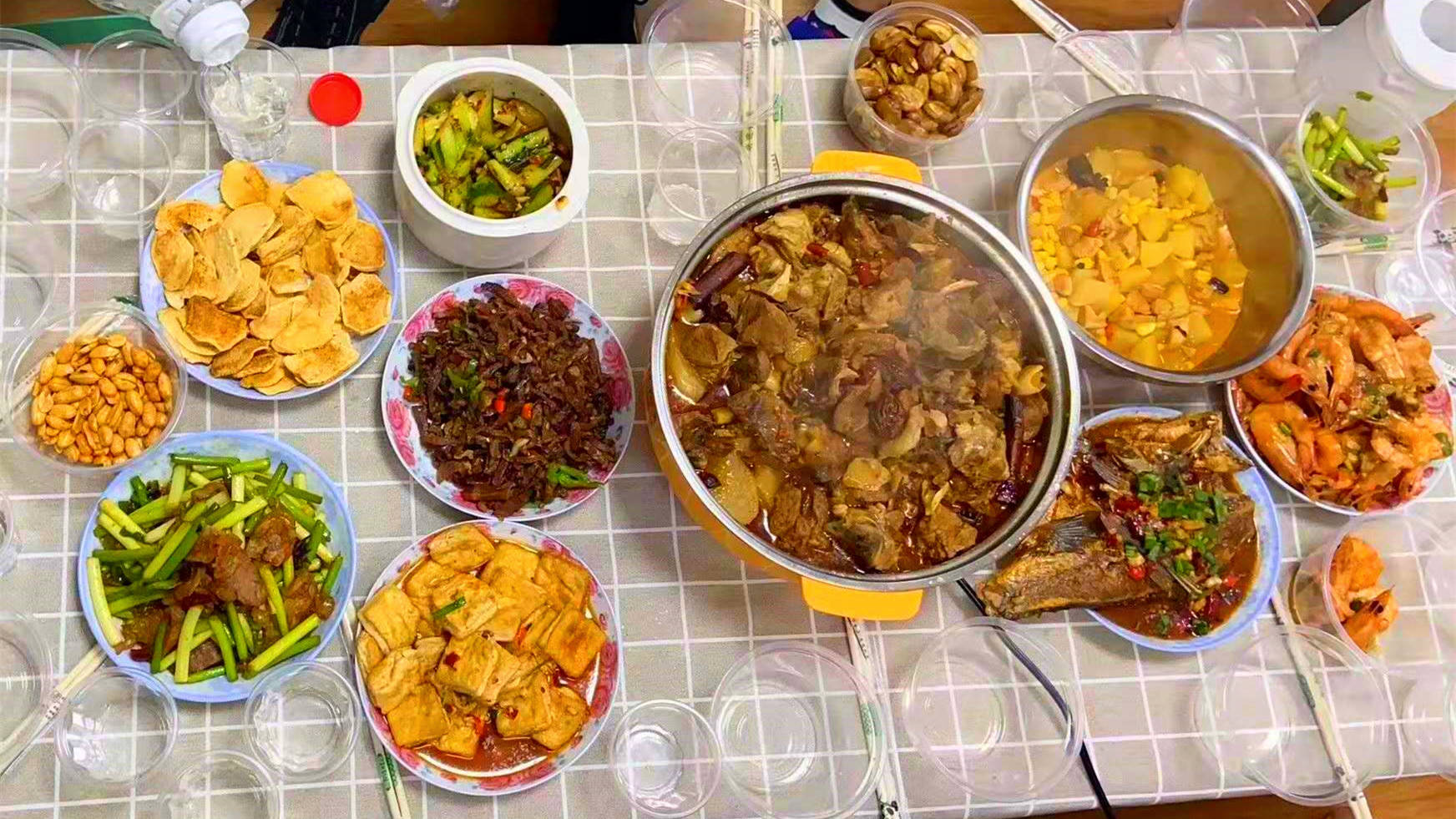 原创晒周末不同家庭的晚餐,一对比就知道经济情况,最后的让人心疼