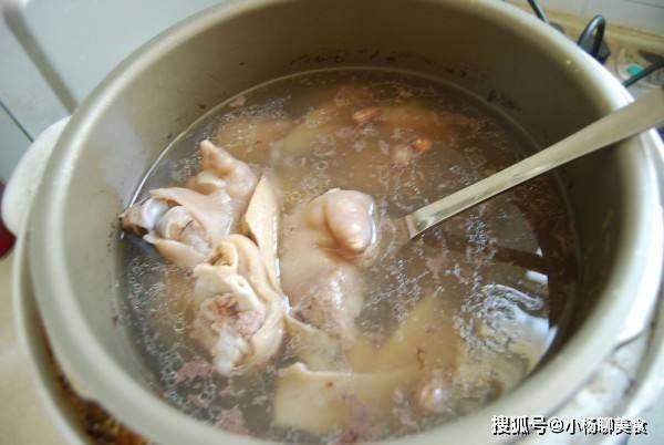 猪脚炖什么汤好喝营养 a2d90bfca0454c31b06b91c4d2af652c.jpeg