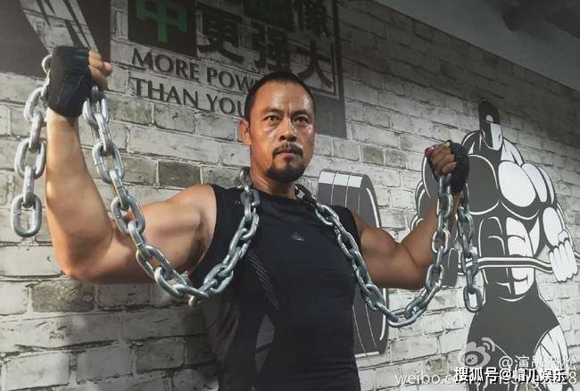 47岁的晋松肌肉碾压老外,被称"中国版巨石强森"