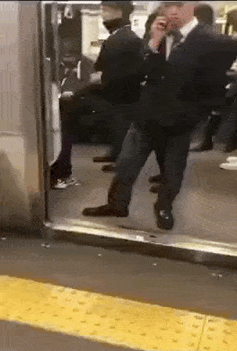 原标题:搞笑gif趣图:姑娘,你是怎么遛狗的,狗狗跑了都换知道!