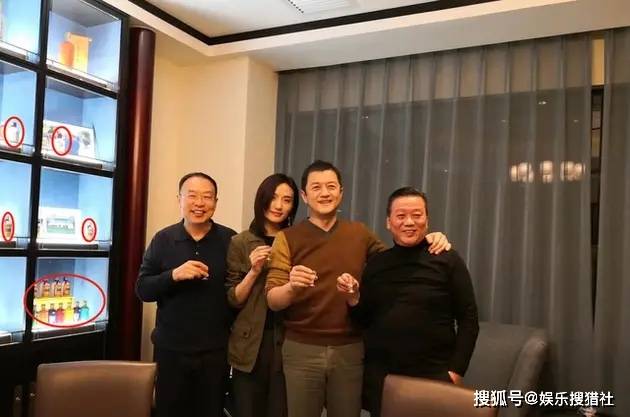 49岁李亚鹏会见绯闻女友家长，一家人其乐融融，