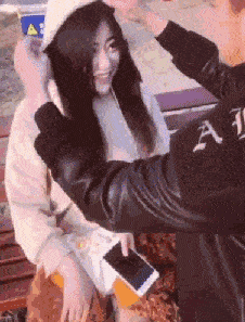 搞笑gif段子:恋爱第一天和一年后