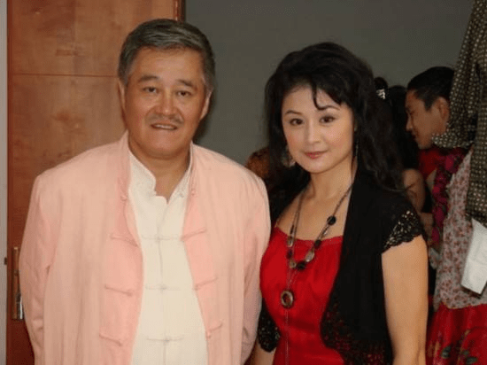 赵本山与二婚老婆比美完败，两人罕秀恩爱，为