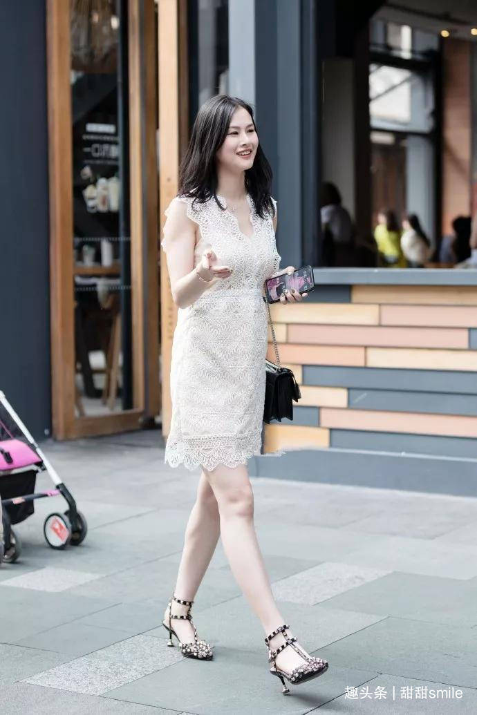 美女脚上一双豹纹的尖头高跟鞋,看上去充满着浪漫的