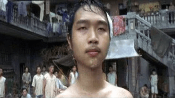何文辉相对于刚出演周星驰的作品,胖了很多,但是也能看出他的生活水平