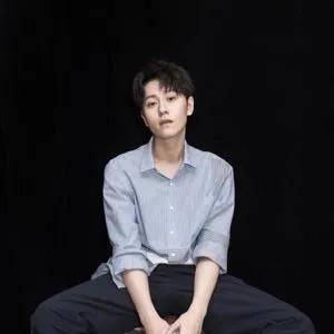 杨紫前男友新恋情曝光，又是因戏生情，深夜牵