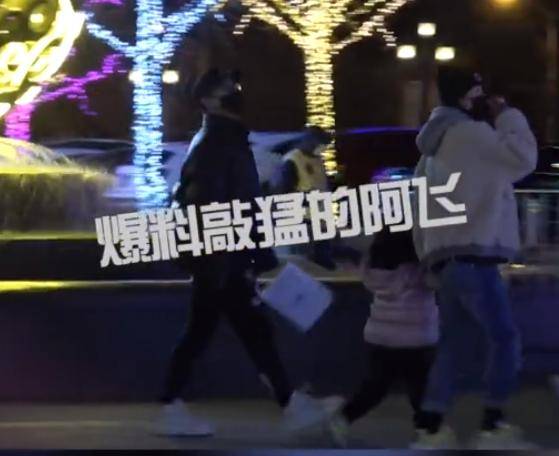 章子怡领女儿逛街,汪峰跟后无交流似甩手掌柜
