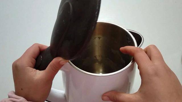 烧水壶里的水垢太厚什么原因 9b841cf1e8844044ab97902a95c7fcb9.jpeg