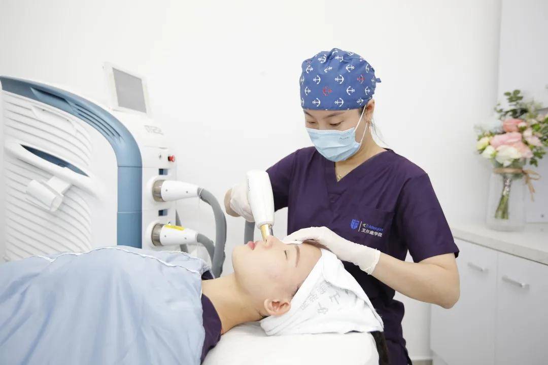 整形外科团队在许扬滨教授的带领下顺利开展了第一台面部整形手术