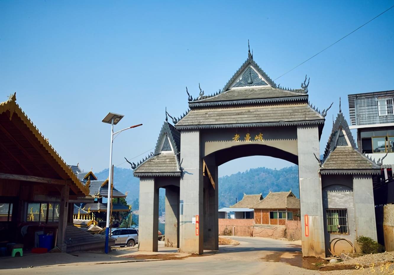 属班章村委会,地处云南省西双版纳州勐海境内布朗山的中心地带,海拔略