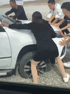 搞笑gif段子:虽然我不会挑选橘子,但是我有脑子呀!