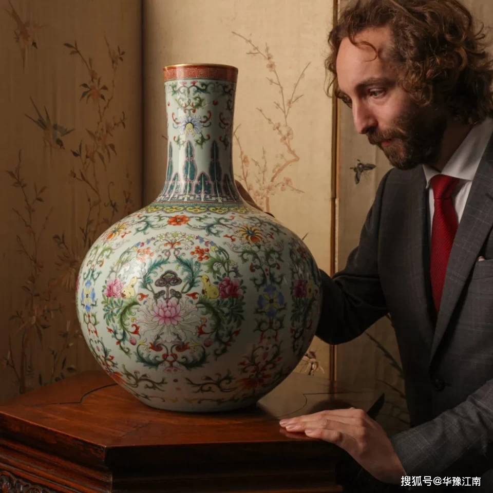 一英镑的乾隆粉彩天球瓶在英国伦敦拍出406.75万，买主是个中国人_搜狐网