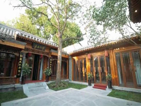 在上世纪80年代,有吴良镛教授设计改造菊儿胡同的四合院建筑,让胡同中