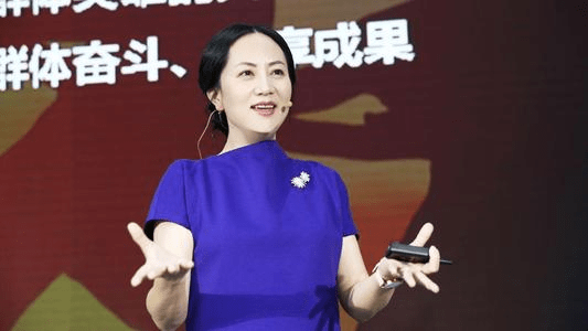 孟晚舟再次优雅现身！光腿穿百褶裙配羽绒马甲比穿大衣减龄多了爱游戏平台(图4)