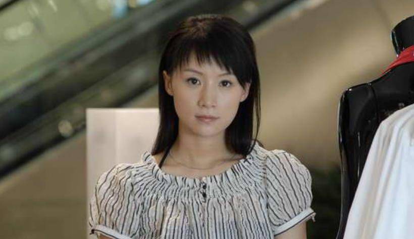 大家都说她整容了,可她死活不承认,原本的一手好牌打得稀碎