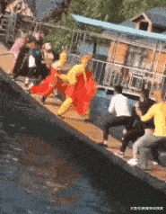 搞笑gif段子:也不知道是来拿快递还是怎么的,躺着里不